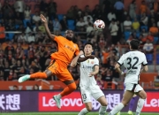 开云下载-裁判误判引发球队抗议，对赛局造成重大影响