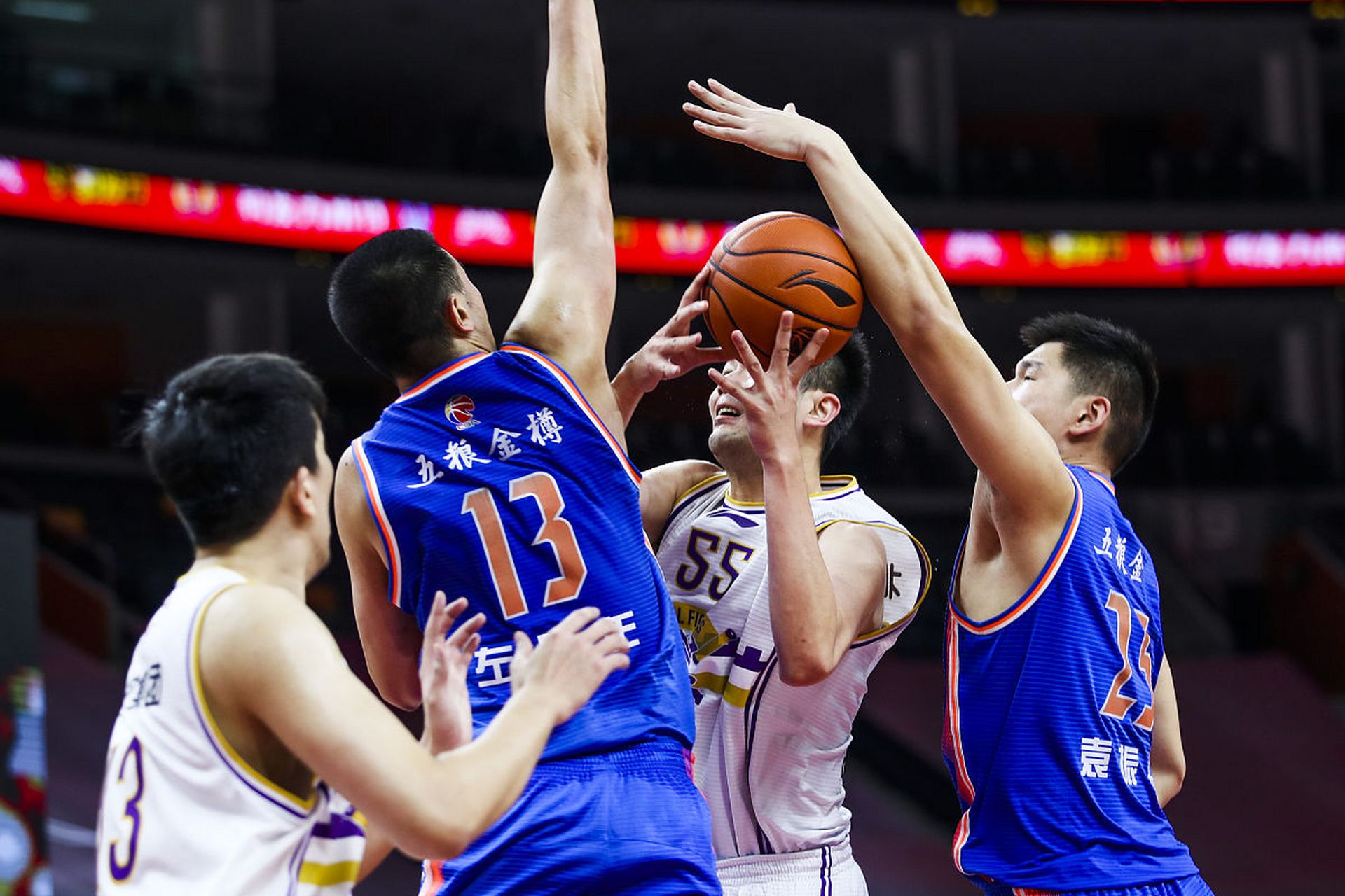 江苏队在比赛中展现出强大实力，引人注目