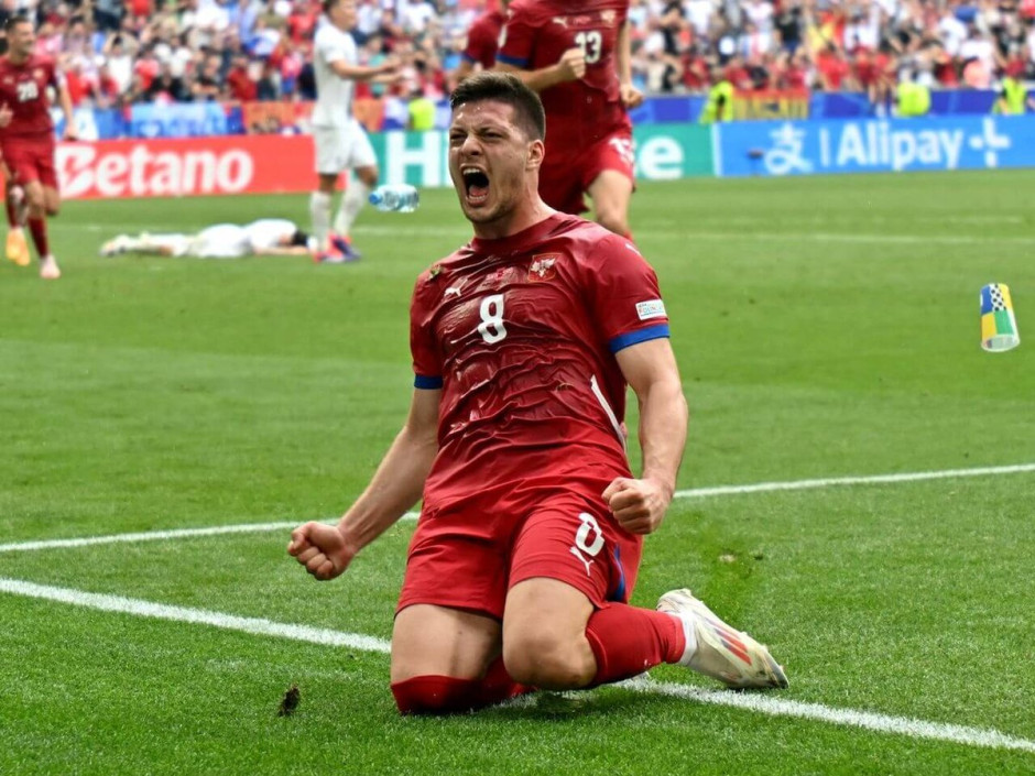 包含瑞士队在欧国联赛中表现出色夺冠乐见的词条