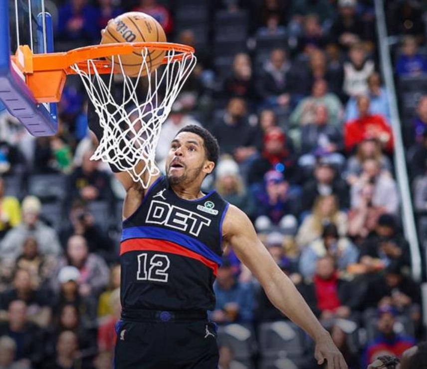 篮网队主场大胜活塞队，稳居东部前四