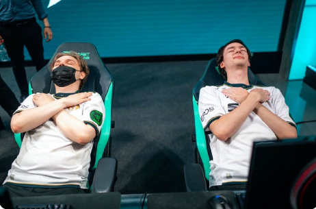 逆天球迷场边举退钱哥横幅直接上热搜的简单介绍