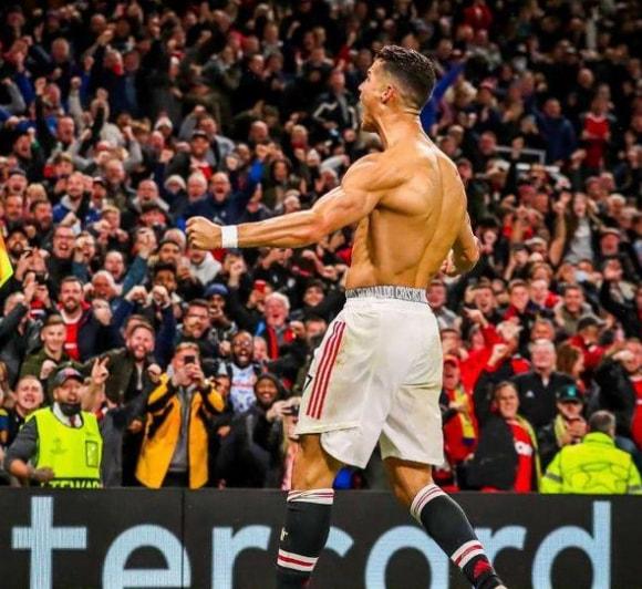 关于明星球员再现绝杀瞬间，掀起球迷狂欢的信息