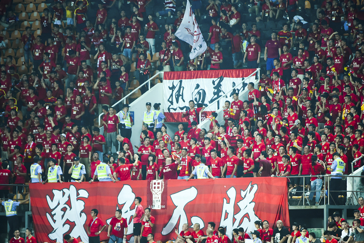 足球战场上，一场激烈的较量即将展开