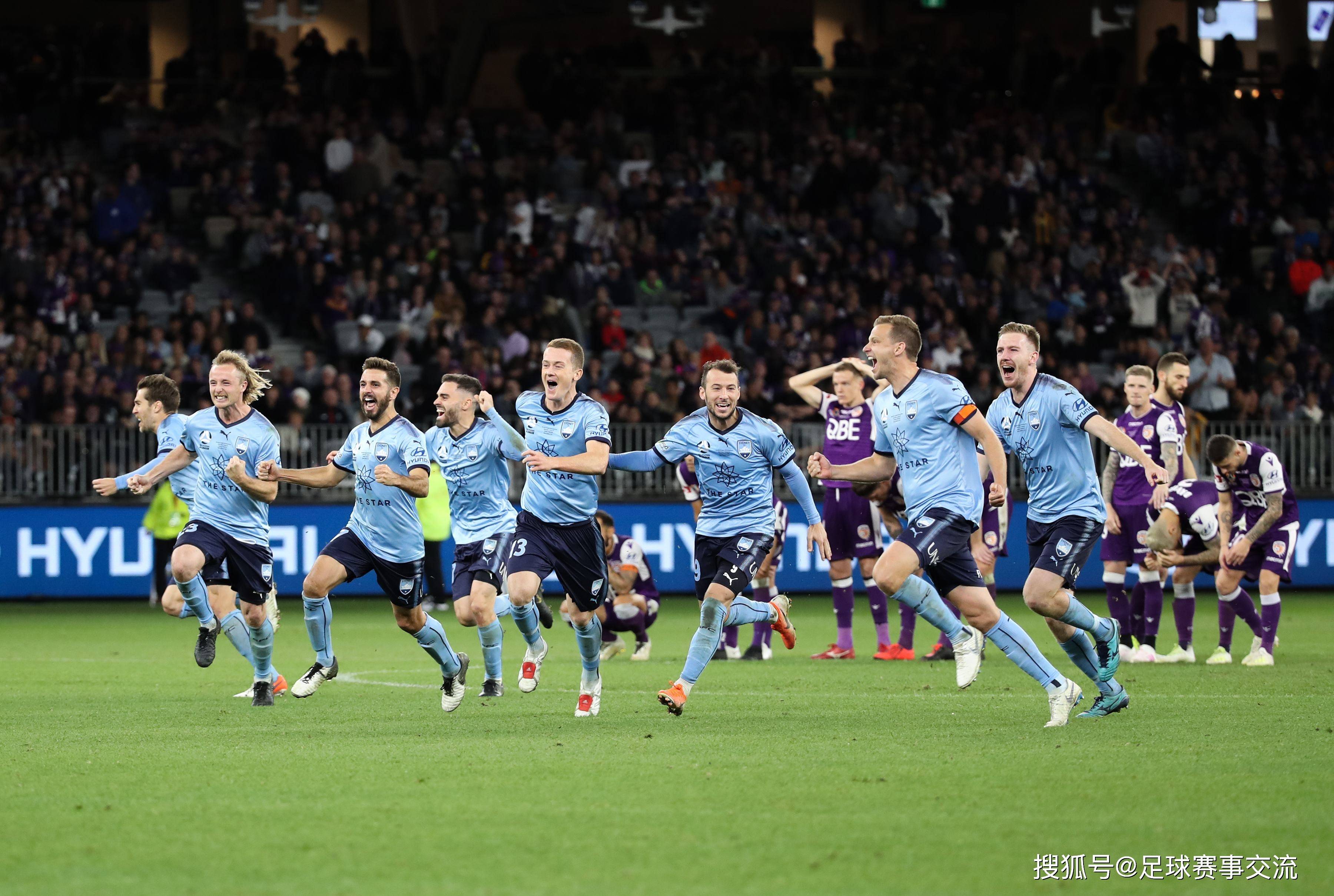 足球比赛即将上演,球员们为胜利而拼搏 足球比赛即将上演,球员们为胜利而拼搏