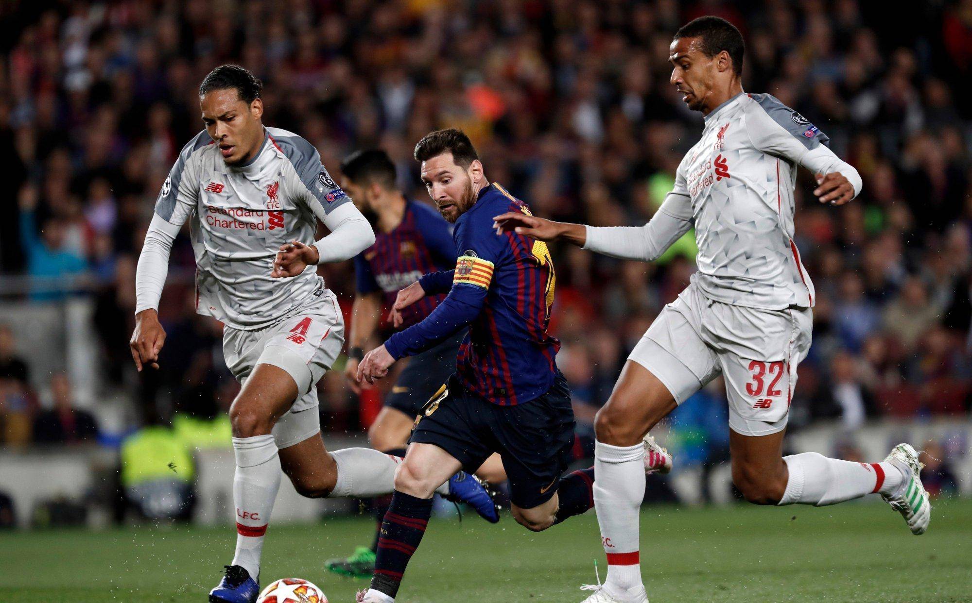 足球比赛即将上演,球员们为胜利而拼搏 足球比赛即将上演,球员们为胜利而拼搏