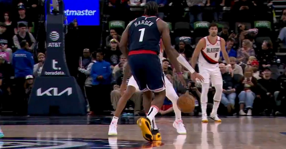 洛杉矶快船与开拓者交手,全力争胜 洛杉矶快船与开拓者交手,全力争胜