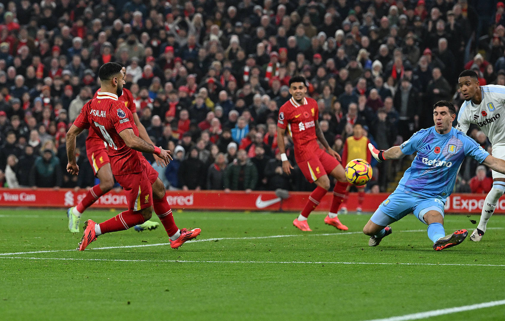 利物浦继续全胜，苏亚雷斯连场破门