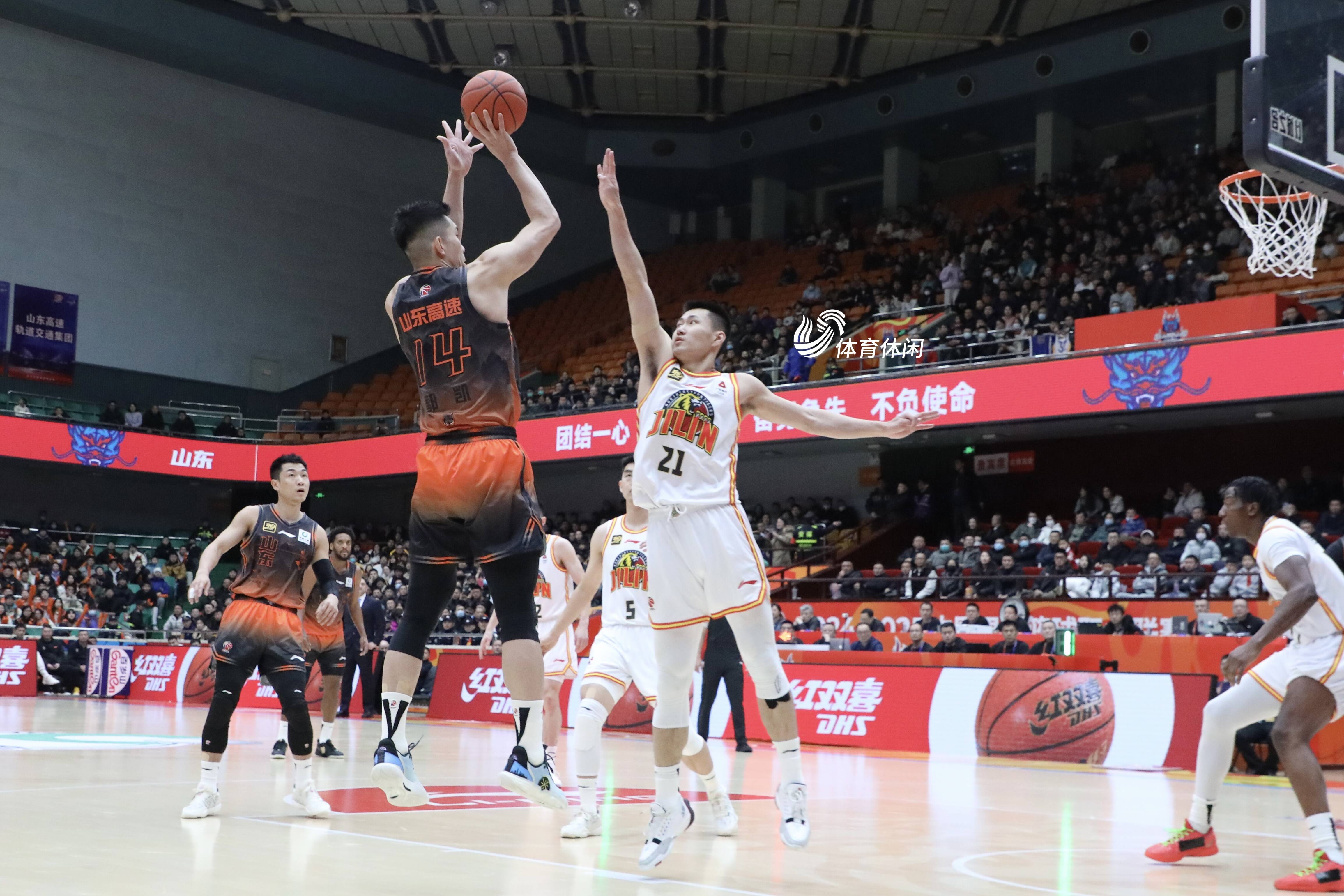 山东男篮赢下激烈比赛,晋级季后赛 山东男篮赢下激烈比赛,晋级季后赛
