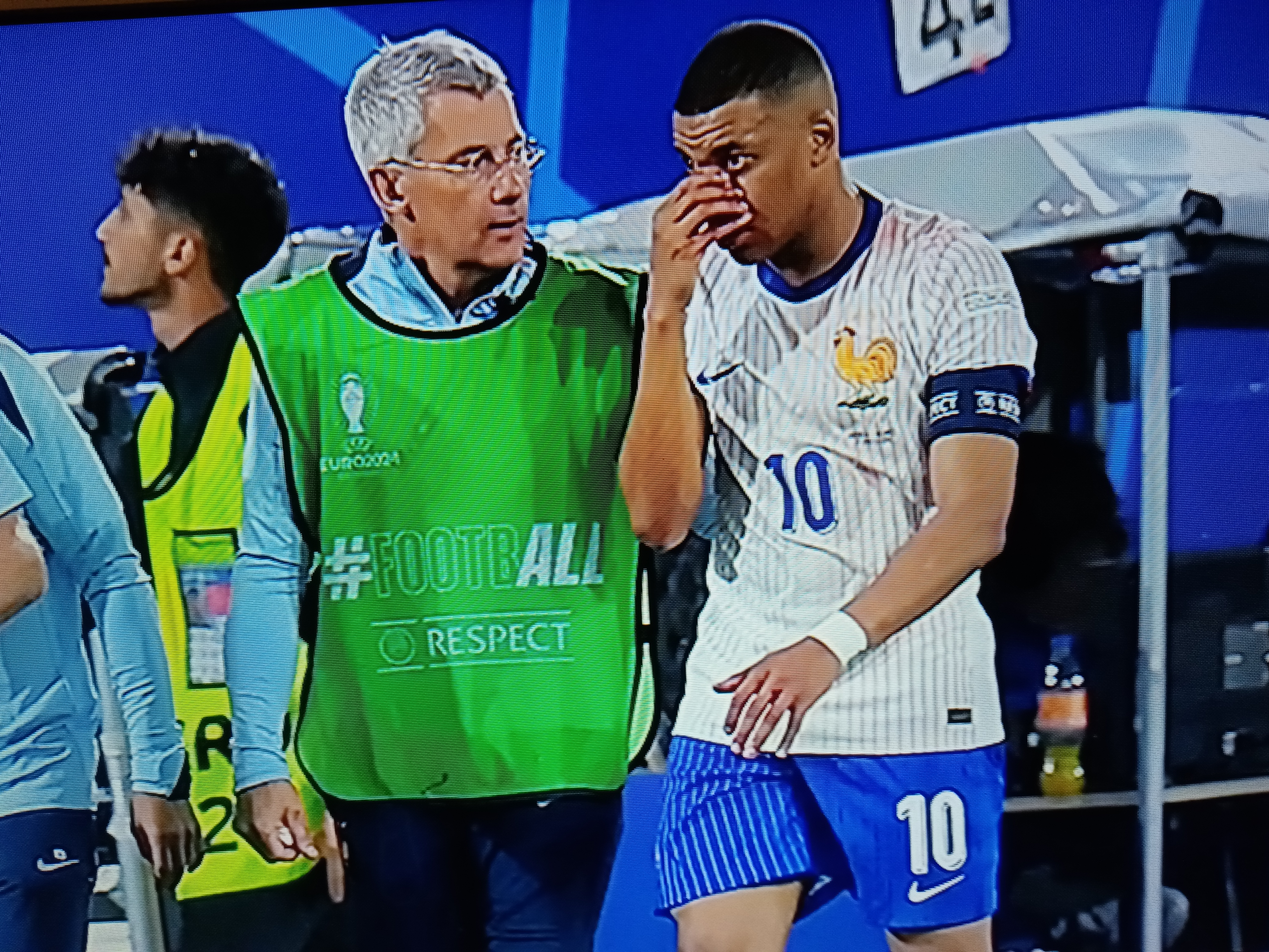 里昂宣布签下西甲中场，助力争夺法甲联赛冠军的简单介绍