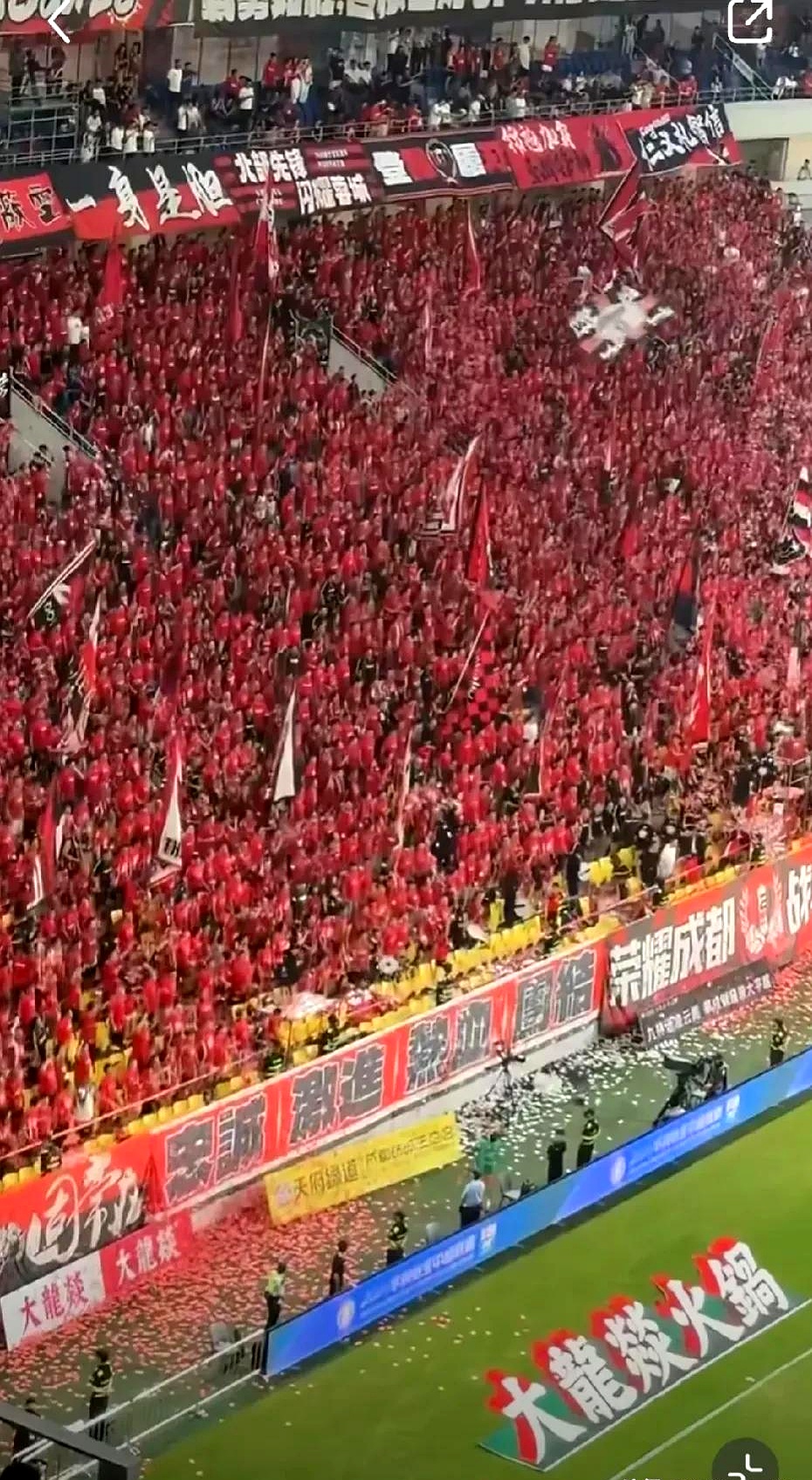 精彩比赛结束,球迷沸腾欢呼 精彩比赛结束,球迷沸腾欢呼