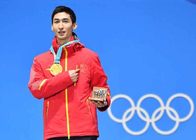 包含系佛得角运动员冲刺成功，登上领奖台的词条