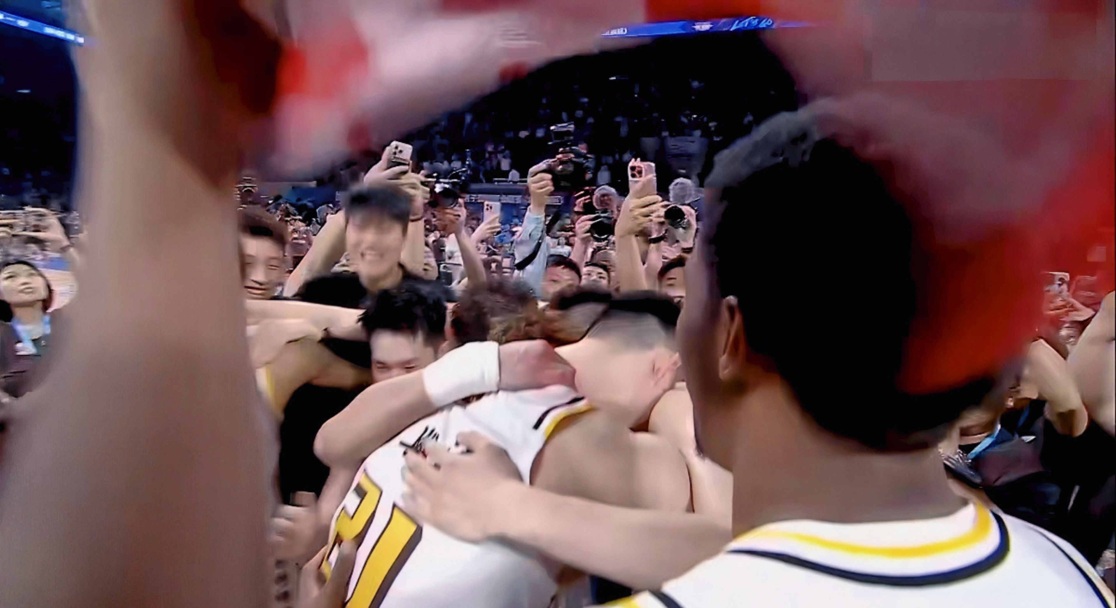 球员在比赛中的奋力拼搏，赢得现场观众喝彩