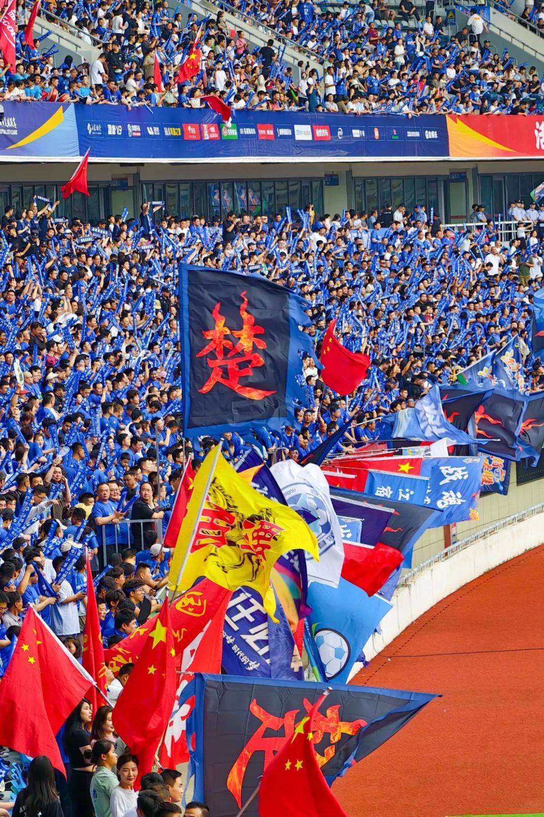 关于赫塔菲队在比赛中表现出色，赢得了球迷的掌声的信息