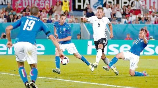 诺伊尔扑出点球后球队成功逆袭