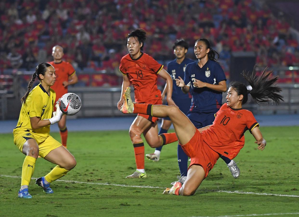 关于足球大赛决赛：女足势不可挡夺冠的信息