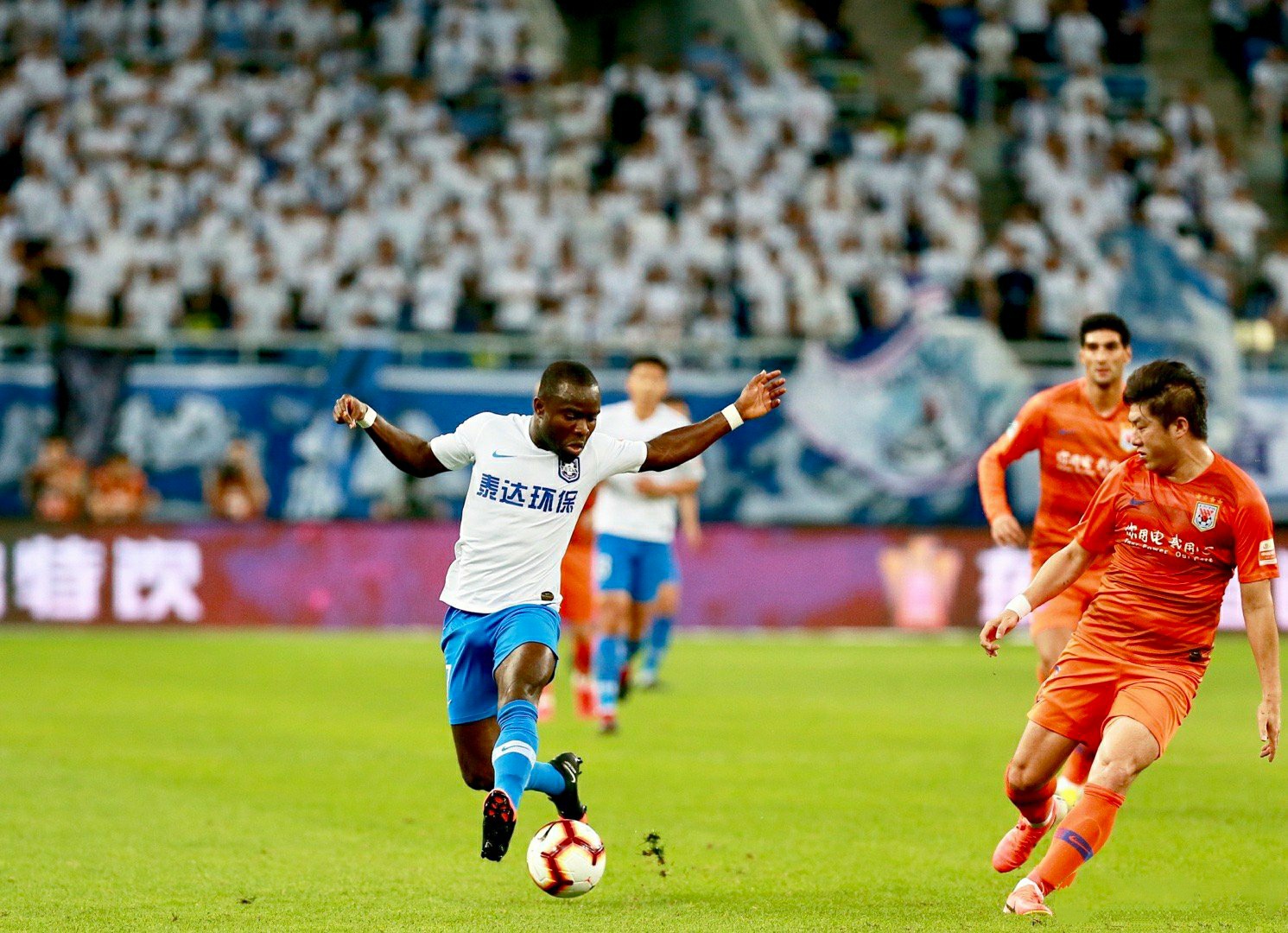 山东鲁能主场胜出,力克天津泰达夺冠 山东鲁能主场胜出,力克天津泰达夺冠