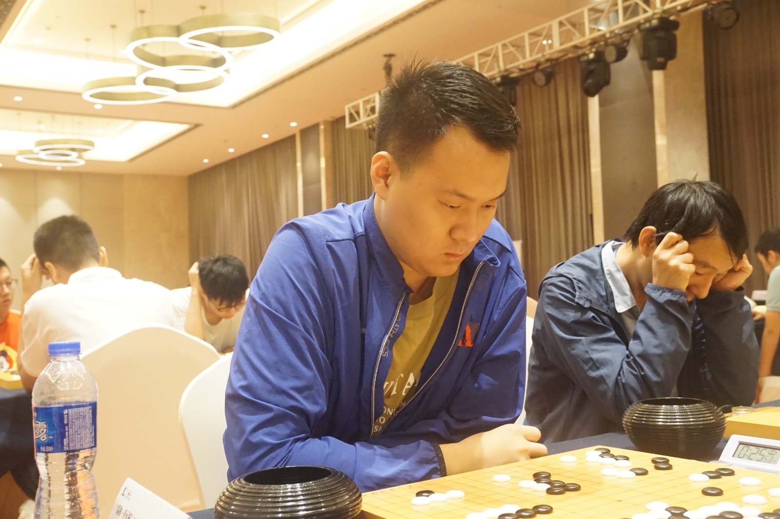 包含国家队选拔赛展开，青年队员展现潜力的词条