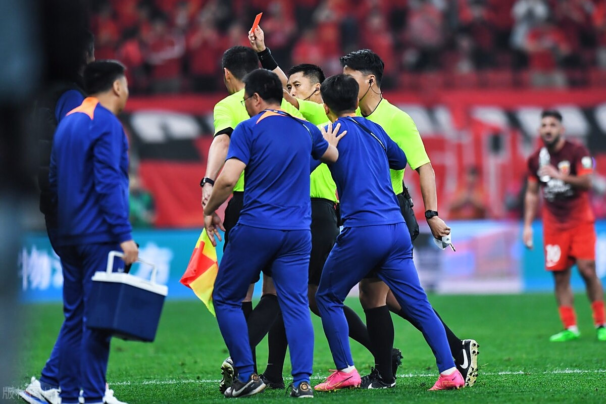 激战急速，国脚英雄逆袭晋级次轮比赛