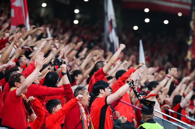 铁杆球迷聚集看台，为心爱球队加油助威的简单介绍