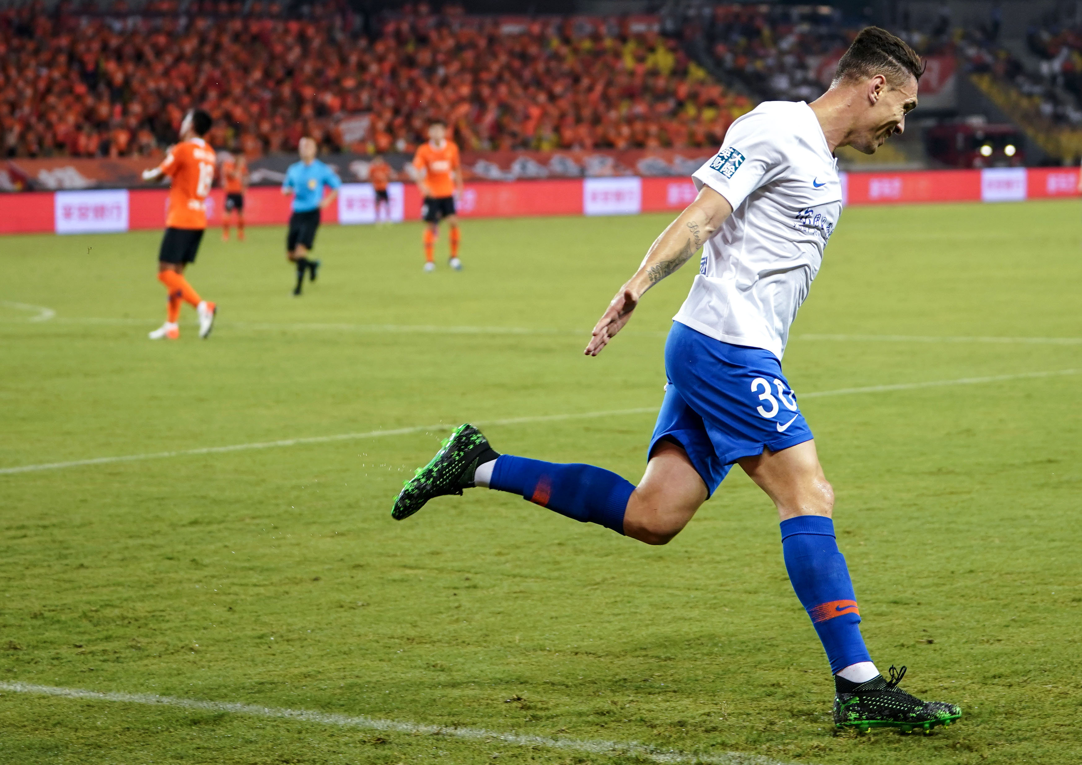 关于武汉卓尔客场力克山东鲁能，努力争胜的信息