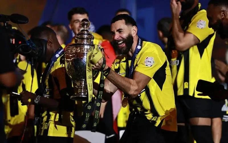 关于瑞典碾压切尔西，本泽马爆发神勇的信息