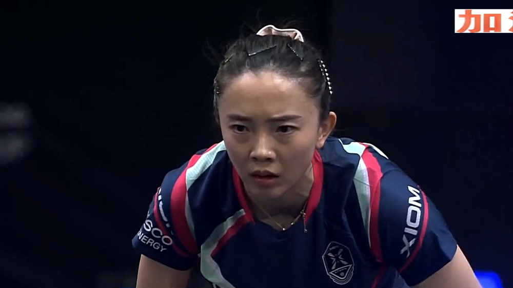 冰球惊险逆转取胜,粉丝狂欢不已 冰球惊险逆转取胜,粉丝狂欢不已