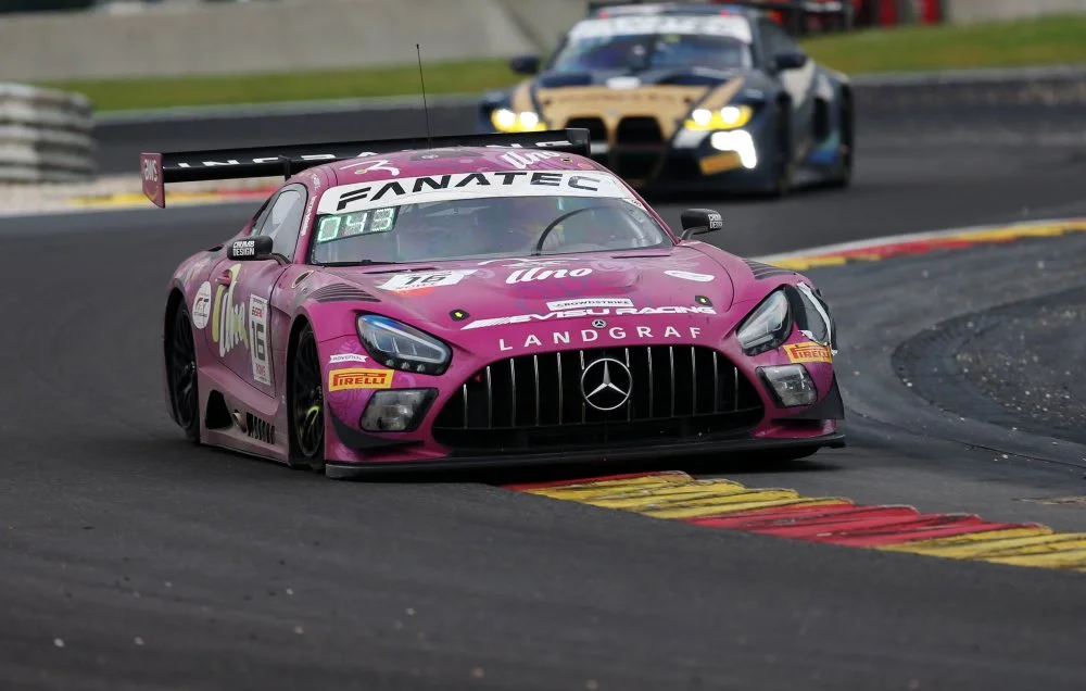 阿斯顿马丁鏖战红牛车队，皮亚斯特里关键制胜